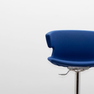 Taburete asiento azul con base cromada