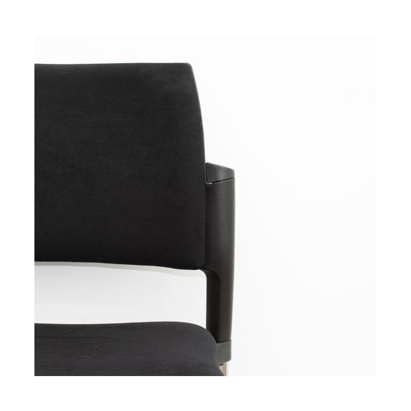 Silla colectividad tapizada en negro con 4 patas cromadas