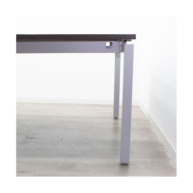 Mesa juntas con tapa en ceniza y estructura gris