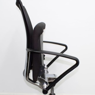 Silla operativa negra con asiento plegable