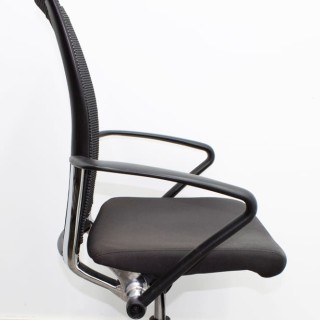 Silla operativa negra con asiento plegable