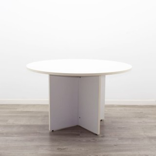 Mesa de reunión blanca con patas en aspa