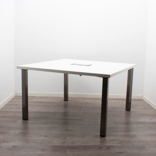 Mesa de reunión blanca con 4 pasas en grises