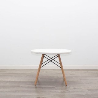 Mesa de espera baja con tapa blanca en PVC