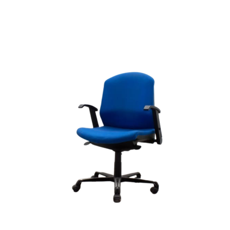 Silla operativa azul con brazos elevables en altura y plegables