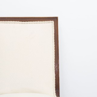 Silla clásica de madera tapizada en tela blanco roto