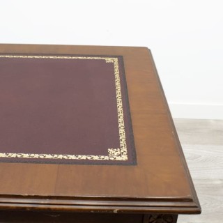 Mesa de centro en madera (tapete en varios colores)