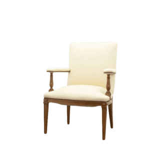 Sillón piel beige 4 patas de madera con tachuelas