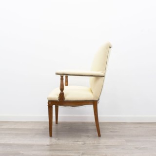 Sillón piel beige 4 patas de madera con tachuelas
