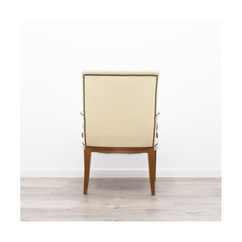 Sillón piel beige 4 patas de madera con tachuelas