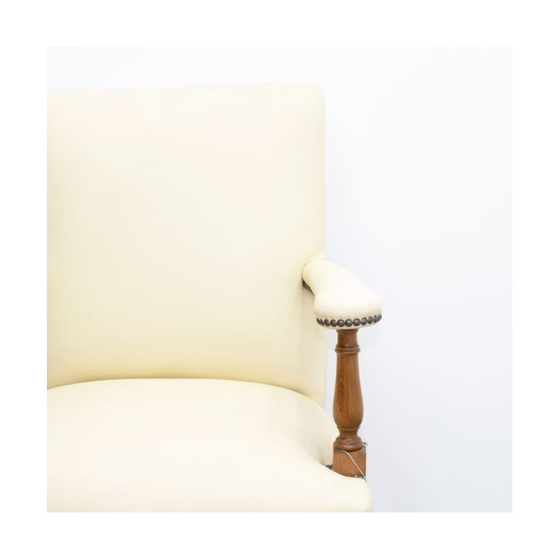 Sillón piel beige 4 patas de madera con tachuelas