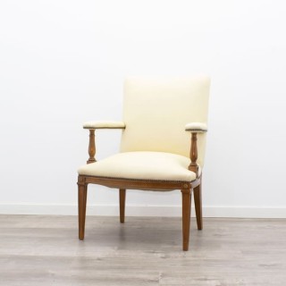 Sillón piel beige 4 patas de madera con tachuelas