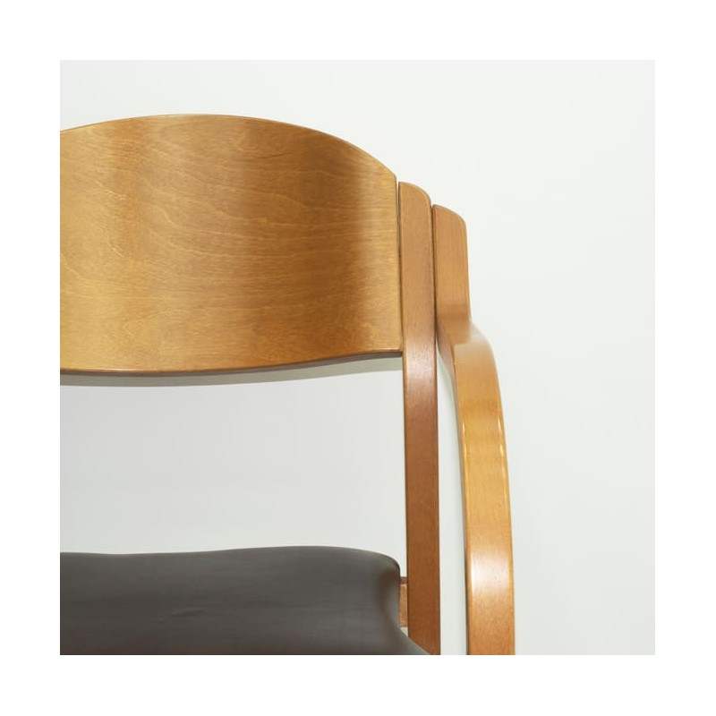 Silla confidente clásica con asiento en napel marrón