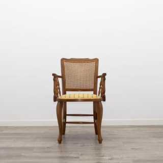 Butaca clásica con respaldo rejilla y asiento amarillo