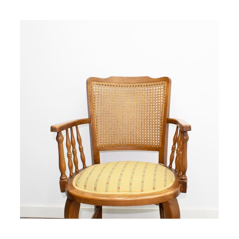 Butaca clásica con respaldo rejilla y asiento amarillo