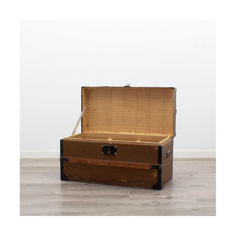 Baúl de madera con tachuelas