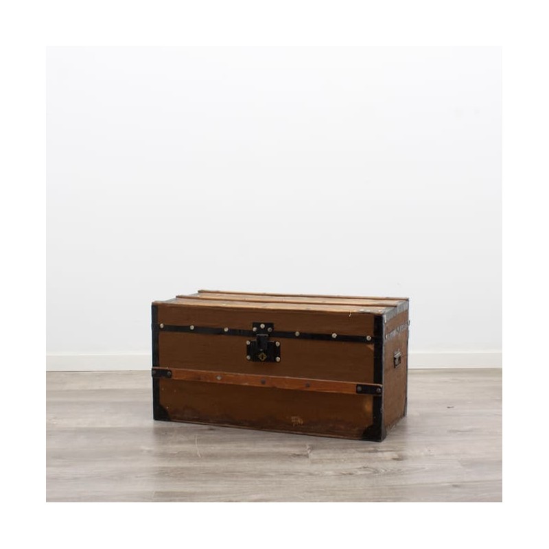 Baúl de madera con tachuelas