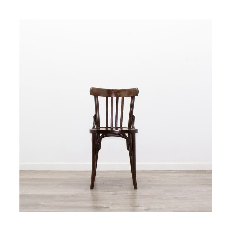 Silla de madera con respaldo
