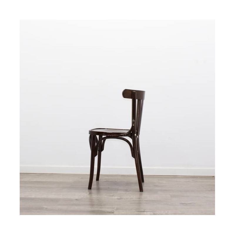 Silla de madera con respaldo