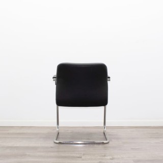 silla confidente negra con brazos fijos y base patín