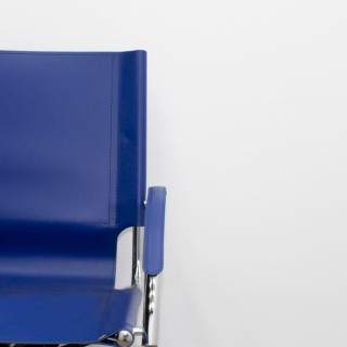 silla operativa cuero azul