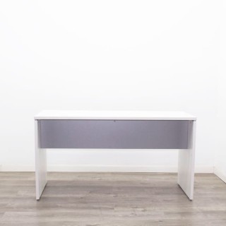 Mesa operativa blanca con pata panel de 140cm