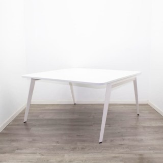 Mesa de juntas cuadrada blanca