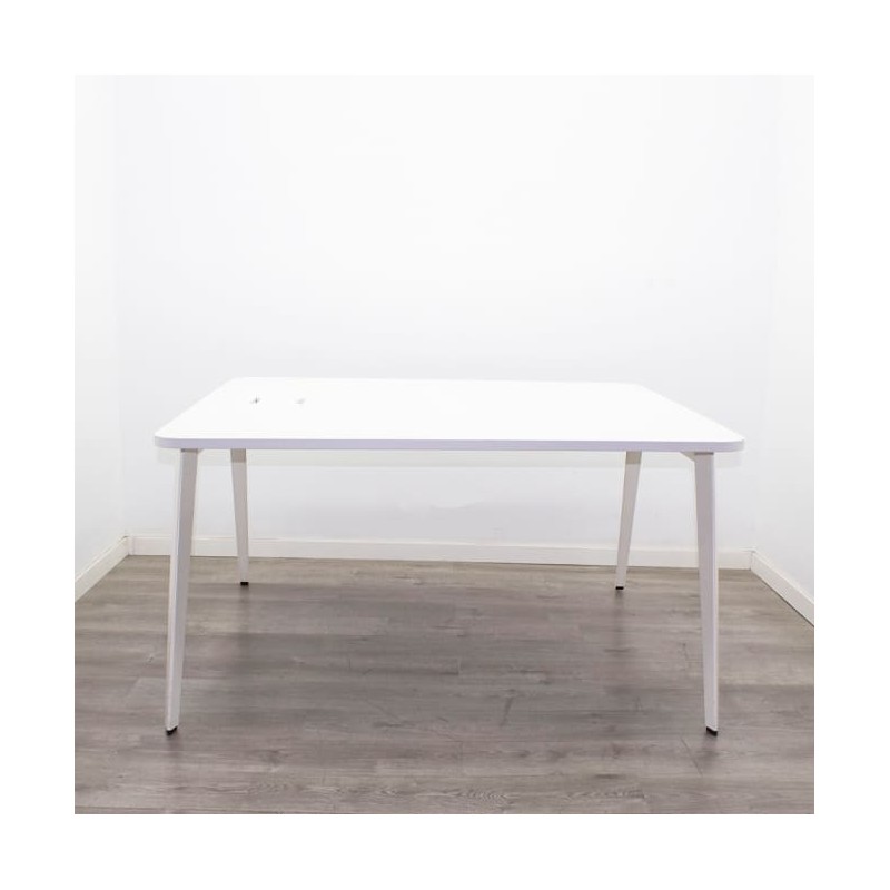 Mesa de juntas cuadrada blanca