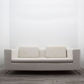 Sofa 2 plazas patas cromadas tapizado blanco hielo con brazos