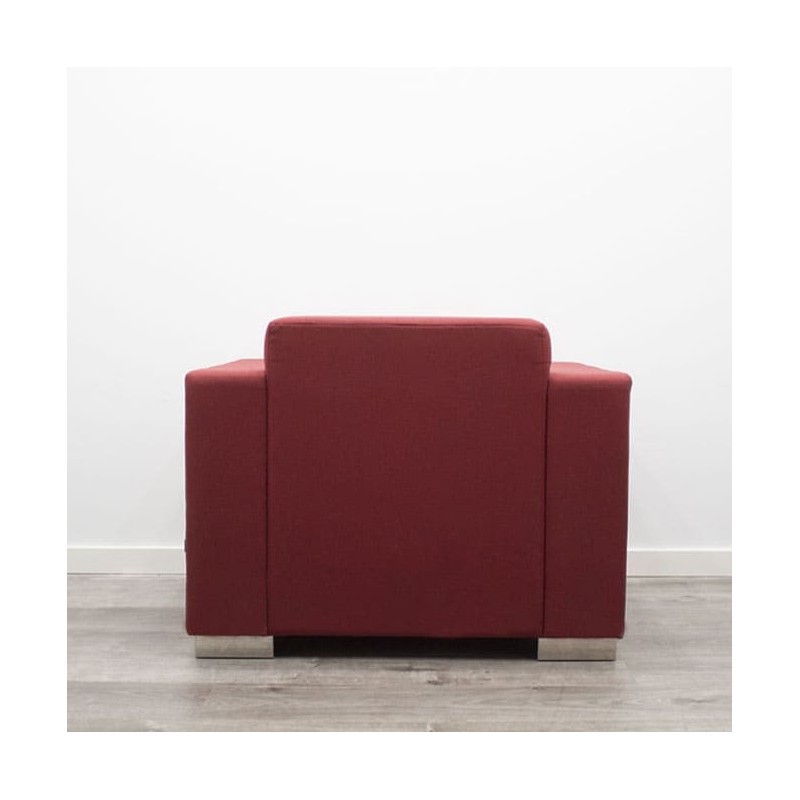 sillón de espera rojo con patas cromadas y brazos