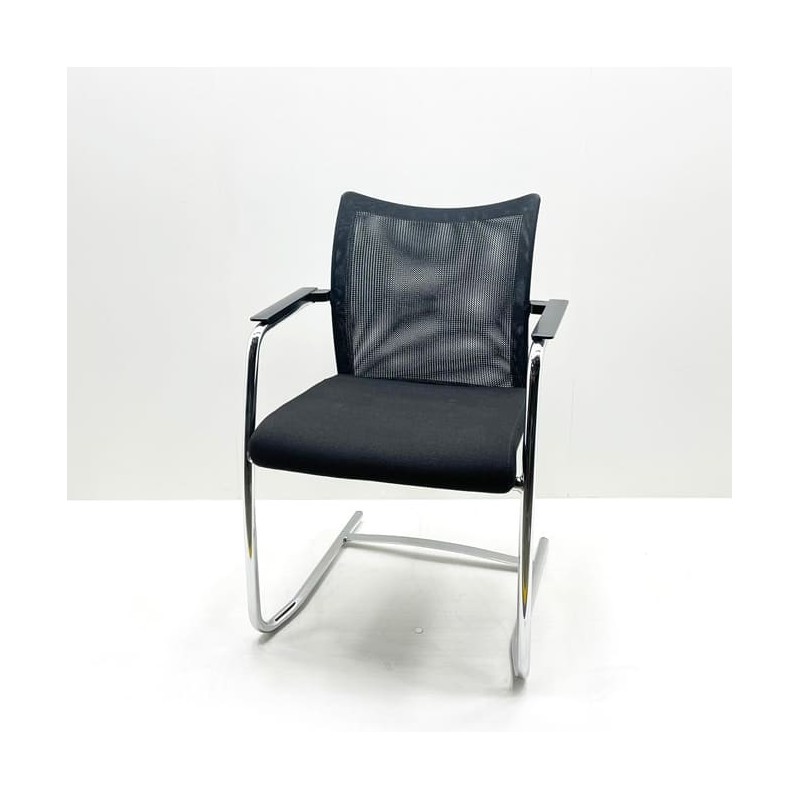 silla confidente negra base patín cromada respaldo de malla