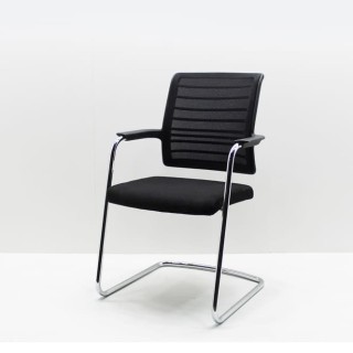 silla confidente base patin metálica con brazos asiento tapizado negro respaldo malla negra