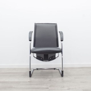 silla confidente base patín con brazos en negro estructura cromada