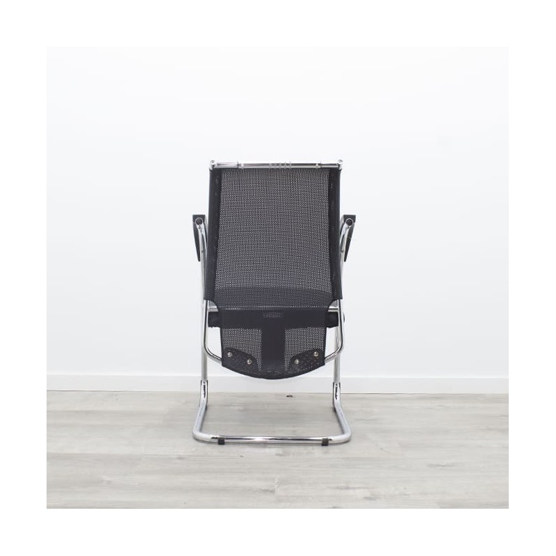 silla confidente base patín con brazos en negro estructura cromada