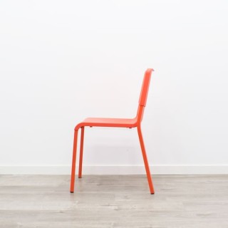 silla colectiva en naranja con 4 patas y sin brazos
