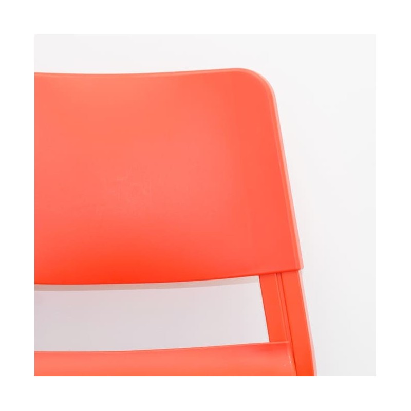 silla colectiva en naranja con 4 patas y sin brazos