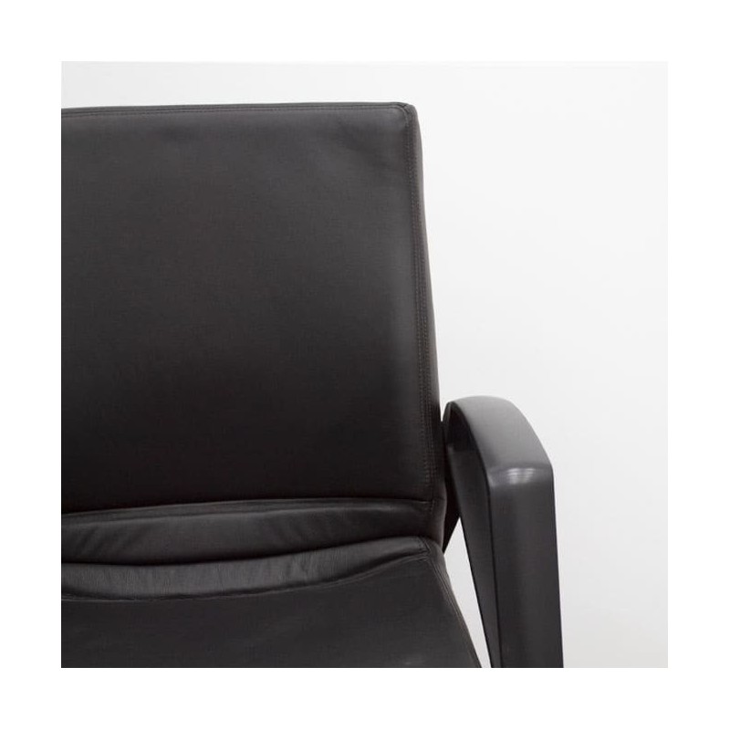 silla confidente piel negra con brazos base patín estructura negra