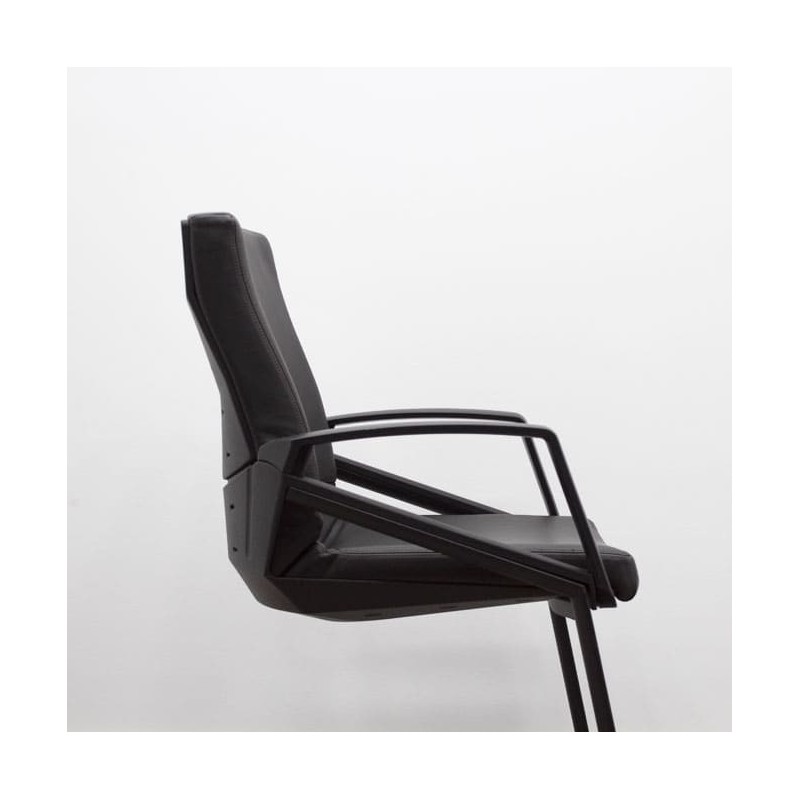 silla confidente piel negra con brazos base patín estructura negra