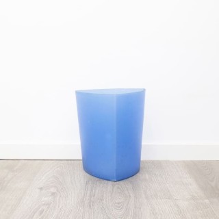 Papelera azul de plástico