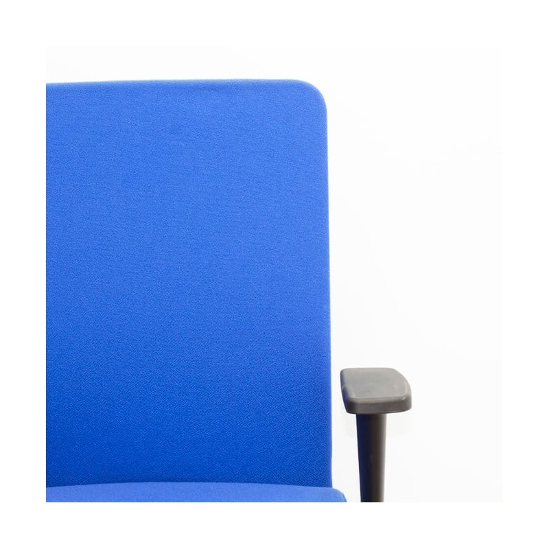 Silla operativa ergonómica azul con brazos regulables