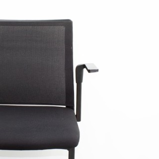 Silla confidente base patín negro brazos negros respaldo asiento tapizado negro