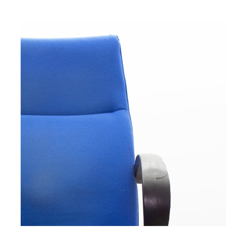 Silla operativa azul estructura negra brazos fijos