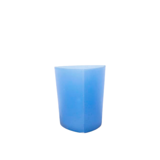 Papelera triangular azul de plástico