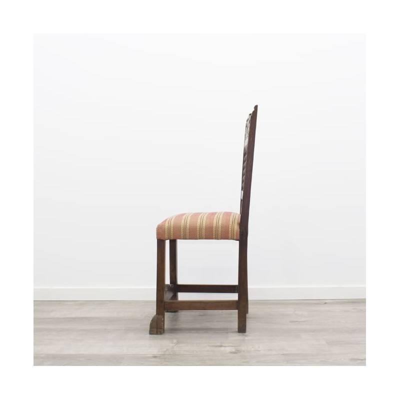 Silla de madera oscura con asiento tapizado en rayas
