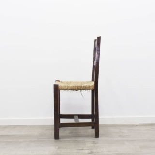 Silla de madera con asiento de mimbre