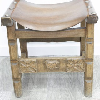 Silla de madera con asiento de cuero marrón