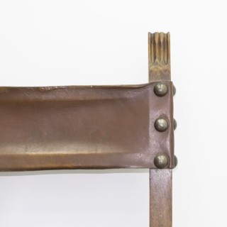Silla de madera con asiento de cuero marrón