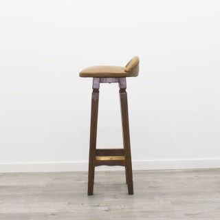 Taburete de madera con asiento en piel marrón