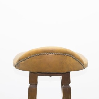 Taburete de madera con asiento en piel marrón