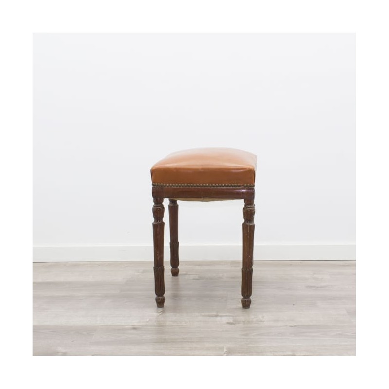 Taburete de madera con asiento en piel